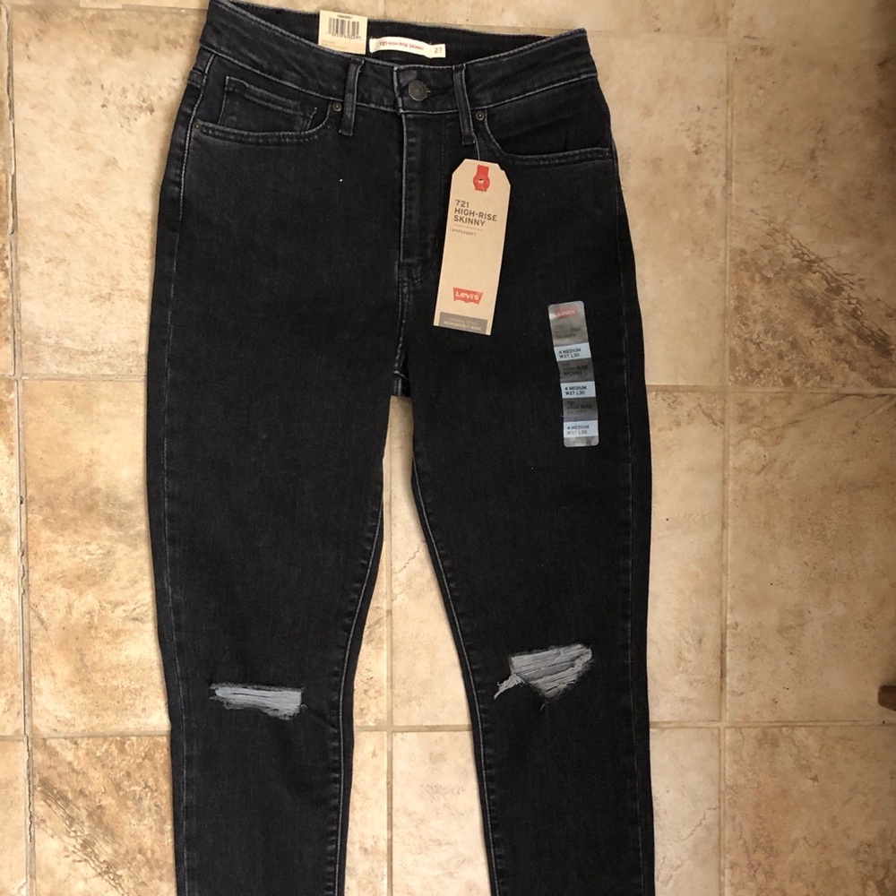 High Rise Levi’s w/ Busted Knees